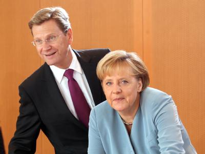 Von jetzt an einig? Bundeskanzlerin Merkel und Außenminister Westerwelle bei der Kabinettssitzung im Bundeskanzleramt. Westerwelle und Merkel