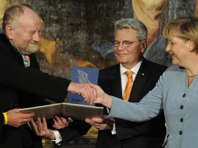 Bundeskanzlerin Merkel und Joachim Gauck übergeben dem Mohammed-Karikaturisten Kurt Westergaard (l) den Medienpreis M100 für seine Unbeugsamkeit für die Meinungsfreiheit. Merkel, Gauck und Westergaard