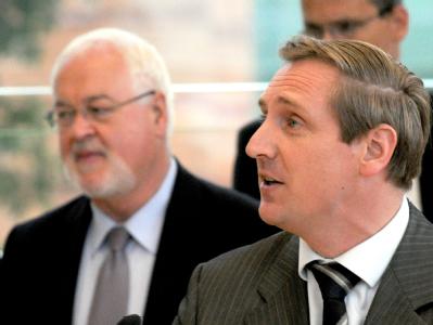 Der schleswig-holsteinische CDU-Fraktionsvorsitzende Christian von Boetticher (r.) will Peter Harry Carstensen politisch beerben. Von Boetticher und Carstensen