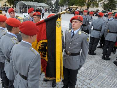 Auslaufmodell? Rekruten legen auf dem Marktplatz von Marienberg (Erzgebirgskreis) ihr feierliches Gelöbnis ab. Bundeswehr-Gelöbnis
