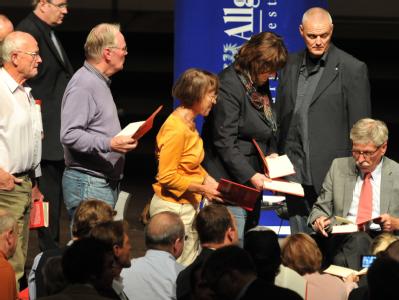Thilo Sarrazin signiert nach der Buchvorstellung «Deutschland schafft sich ab» Exemplare seines Buches. Autogrammstunde