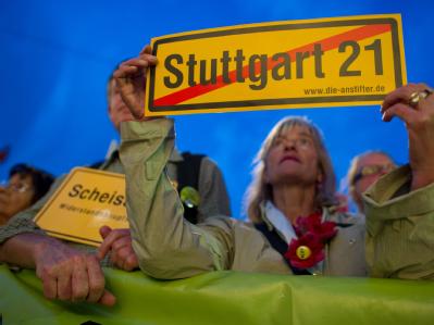 Eine Frau protestiert auf dem Stuttgarter Schlossplatz gegen das Bahnprojekt Stuttgart 21. Stuttgart 21 - Demonstration
