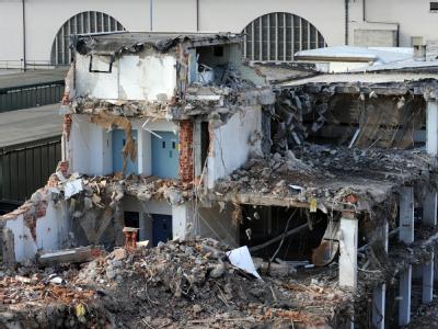Der teilweise abgerissene Nordflügel des Hauptbahnhofs in Stuttgart: Das Bahnprojekt Stuttgart 21 sieht den Umbau des Kopfbahnhofs in eine unterirdische Durchgangsstation und deren Anbindung an die geplante ICE-Neubaustrecke nach Ulm vor. Stuttgart 21 - Abriss