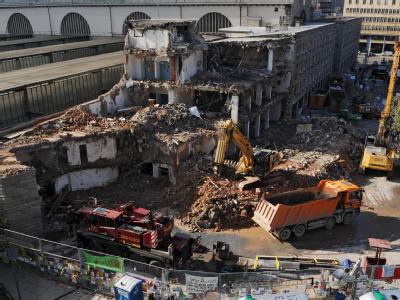 Die Abrissarbeiten am Stuttgarter Hauptbahnhof sollen unterbrochen werden, fordern SPD und Grüne. Stuttgart 21