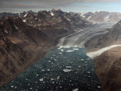 Luftaufnahme des Kangerdlugssuaq-Fjord in Ost-Grönland. Foto: Maarten van Rouveroy / Greenpeace Grönland-Gletscher