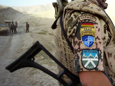Ein Soldat des deutschen ISAF-Kontingents patrouilliert in der Umgebung von Faisabad in Afghanistan. (Archivbild) Bundeswehr in Afghanistan