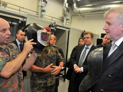 Der bayerische Ministerpräsident Horst Seehofer (r, CSU) bei einem Besuch der Bundeswehr (Archiv). Seehofer bei der Bundeswehr