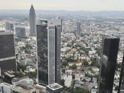 Ein flüchtiger Student steht unter Verdacht, einen Bombenanschlag in der Frankfurter Innenstadt vorbereitet zu haben. Foto: Boris Roessler Frankfurter Banken-Skyline