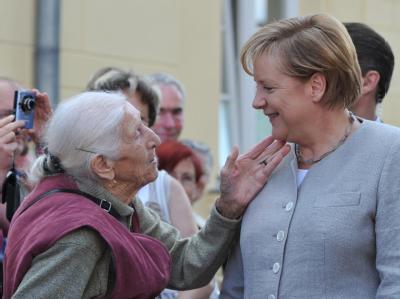 Bundeskanzlerin Angela Merkel wird in Diedersdorf von einer Dorfbewohnerin begrüßt. Die CDU traf sich im Schloss zu einer Präsidiumstagung. CDU-Präsidiumstagung