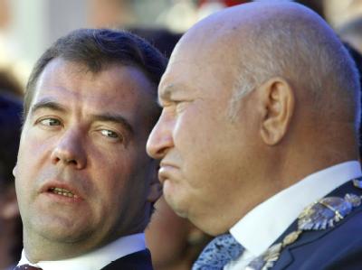 Der russische Präsident Dmitri Medwedew (l.) hat den Moskauer Bürgermeister Juri Luschkow entlassen (Archivfoto). Medwedew und Luschkow