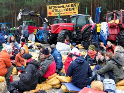 Niedersachsens Innenminister Schünemann (CDU) rechnet mit mehr Gewalt beim nächsten Castor-Transport ins Zwischenlager Gorleben. Atommülltransport