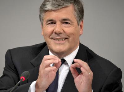 Ackermann sieht die Deutsche Bank durch die angestrebte Übernahme der Postbank nachhaltig gestärkt. Deutsche Bank-Chef