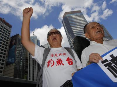 Demonstranten protestieren vor dem japanischen Konsulat in Hong Kong am 13. September. Die japanischen Behörden haben die Haft für den chinesischen Kapitän eines Fischerbootes verlängert, das die japanische Küstenwache am 7. September an den umstrittenen Demonstranten