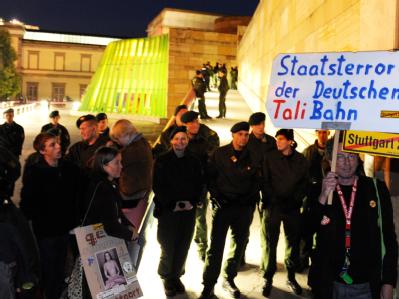 Gegner des umstrittenen Bauprojektes Stuttgart 21 vor der Staatsgalerie Stuttgart-21-Gegner protestieren