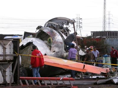 Rettungskräfte durchsuchen das Wrack der Turboprop-Maschine, die in Venezuela abgestürzt ist. Flugzeug in Venezuela abgestürzt