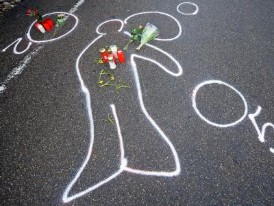 Kreidespuren zeigen den Umriss des Amokläufers Tim K. in Wendlingen am Neckar, wo er sich er sich selbst erschossen hatte. (Archivbild) Amoklauf Winnenden - Tatort Wendlingen