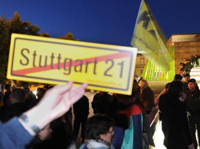 Proteste gegen das umstrittene Bauprojekte Stuttgart 21 in Stuttgart: Nun erreicht das Thema auch den Bundestag. Linke und Grüne wollen das Projekt ganz kippen, die SPD bis zu einem Volksentscheid in Baden-Württemberg stoppen. Protest gegen Stuttgart 21