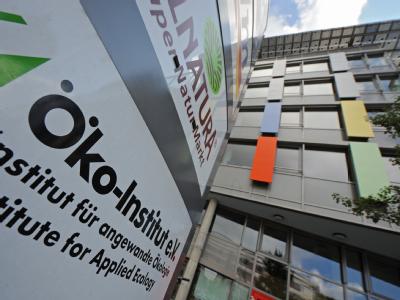 Das Logo des Öko-Instituts in Freiburg. Rainer Grießhammer, Mitgeschäftsführer des Öko-Instituts, erhält den mit insgesamt 500 000 Euro dotierten Deutschen Umweltpreis. Umweltpreis für Grießhammer