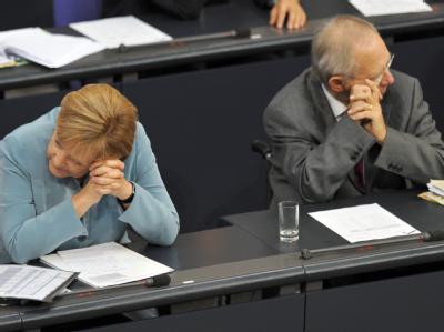 Bundeskanzlerin Angela Merkel und Bundesfinanzminister Wolfgang Schäuble (beide CDU) sitzen im Plenarsaal des Bundestages in Berlin nebeneinander. Das Parlament berät über den Bundeshaushalt für das Jahr 2011. Bundestag - Merkel Schäuble