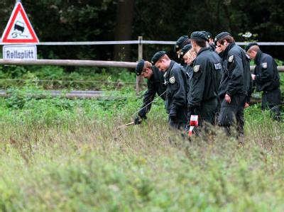 Ein Suchtrupp der Polizei durchsucht am Dienstag eine Pferdekoppel bei Grefrath. Suchtrupp der Polizei