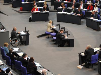 Das Parlament berät über den Bundeshaushalt für das Jahr 2011. Er sieht Ausgaben in Höhe von 307 Milliarden Euro vor und 57,5 Milliarden Euro neue Schulden. Bundestag