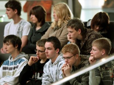 Für die Studie wurden rund 2500 Jugendliche befragt. (Archivbild) Jugendliche im Bundestag