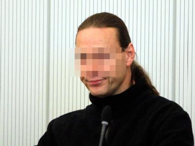 Dem Angeklagten Karl-Heinz B. wird vorgeworfen, einen 42 Jahre alten SEK-Beamten bei einer Polizeiaktion durch einen gezielten Schuss getötet zu haben. Angeklagter im Rockerprozess