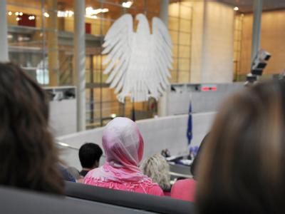 Vor allem auf dem Arbeitsmarkt sind Migranten dem Bericht zufolge weiterhin benachteiligt. (Archivbild) Integrationsbericht