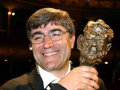 Hrant Dink hält am 12.05.2006 in Hamburg nach der Verleihung den Dink