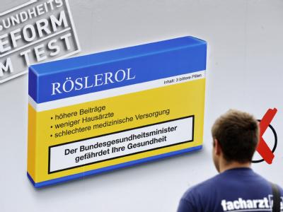 Bei einer Protestveranstaltung von Ärzten wird vor Ärzteprotest