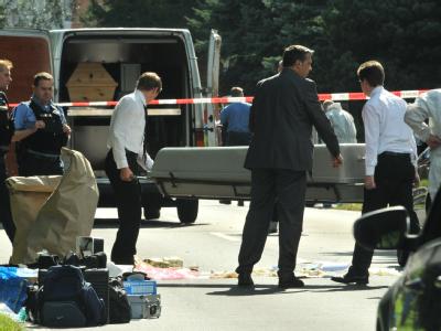 Bestatter tragen einen Sarg weg: Der Täter erschoss erst eine Frau, verletzte dann ihren Ex-Mann und tötete anschließend sich selbst. Beziehungsdrama in Nordhessen