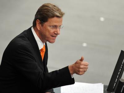 Vizekanzler Guido Westerwelle (FDP) spricht zu den Abgeordneten. Westerwelle