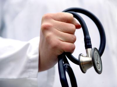 Neben Versicherten und Steuerzahlern müssen nach Ansicht der Verbraucherzentralen auch Ärzte und Krankenhäuser ihren Beitrag zu Einsparungen im Gesundheitssystem leisten. Ärzte-Honorare
