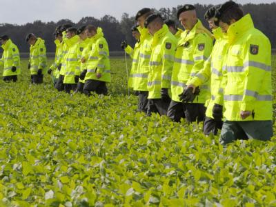 Die Polizei intensiviert die Suche nach dem vermissten Jungen Mirco auf einzelne verdächtige Stellen in dem 130 Quadratkilometer großen Suchgebiet am Niederrhein. Suche nach Mirco