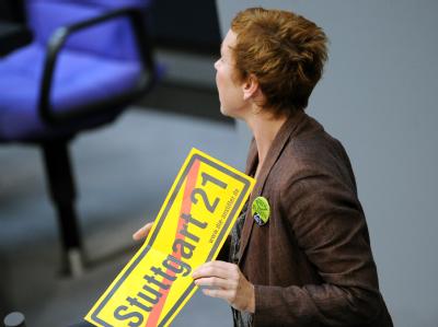Die Abgeordnete der Linken, Sabine Leidig, hält ein Schild mit einem durchgestrichenen Stuttgart 21-Schriftzug. Sie wurde daraufhin des Plenarsaals verwiesen. Bundestag
