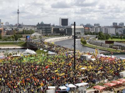 Aufmarsch am Berliner Hauptbahnhof: Von hier aus setzte sich der Demonstrationszug in Bewegung. Aufmarsch am Berliner Hauptbahnhof