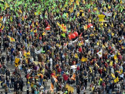 Mehrere zehntausend Menschen haben sich in Berlin versammelt, um gegen die schwarz-gelbe Atompolitik zu protestieren. Anti-Atom-Demo in Berlin