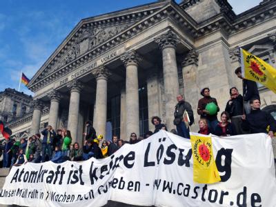 Demonstranten stehen auf den Stufen des Reichstaggebäudes. Protest am Reichstag