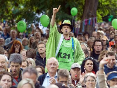 Im Schlossgarten neben dem Stuttgarter Hauptbahnhof sollen demnächst fast 300 zum Teil uralte Bäume dem umstrittenen Projekt weichen. Demonstration gegen Stuttgart 21