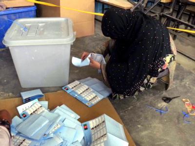Gefälschte Stimmen oder Mehrfach-Stimmabgaben: Bei der Abstimmung (hier die Auszählung) gab es nach Einschätzung von Beobachtern Wahlbetrug in unterschiedlicher Form. Parlamentswahlen Afghanistan