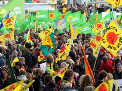 Rund 100 000 Menschen waren nach Angaben der Veranstalter am Samstag in Berlin auf der Straße. Anti-Atom-Demo in Berlin