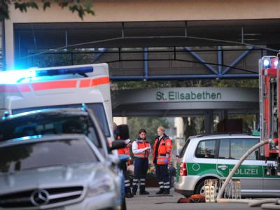 Einsatzkräfte vor dem Elisabethen-Krankenhaus in Lörrach. Amoklauf in Lörrach