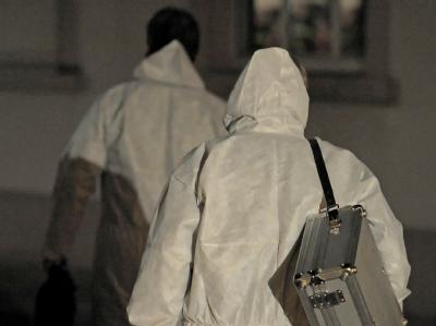 Beamte der Kriminalpolizei suchen nach Spuren die auf das Motiv für die Amoktat hinweisen könnten. Kriminalpolizei