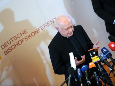 Der Vorsitzende der Deutschen Bischofskonferenz, Erzbischof Robert Zollitsch, beantwortet Journalistenfragen. Bischofskonferenz