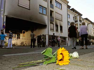 Eine Sonnenblume liegt in Lörrach vor einem Wohnhaus, in dem sich die ausgebrannte Wohnung der Amokläuferin befindet. Amoklauf in Lörrach