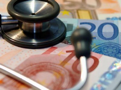 Ein Stethoskop auf mehreren Geldscheinen: Die geplante Reform soll dazu führen, dass die gesetzliche Krankenversicherung im kommenden Jahr rund elf Milliarden Euro mehr erhält. Stethoskop und Geldscheine