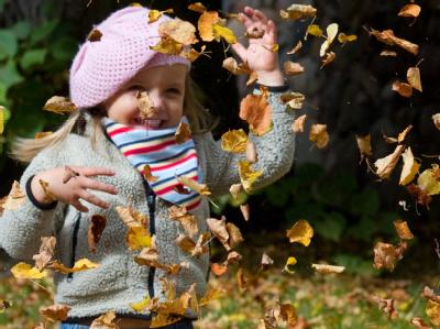 In Deutschland ist jedes vierte Kind ein Einzelkind. Vor allem in den neuen Bundesländern haben viele Jungen und Mädchen keine Geschwister. Spielen im Herbstlaub