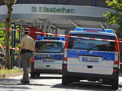 Polizeifahrzeuge stehen am Montag in Lörrach vor dem Elisabethen-Krankenhaus. Vier Tote und mehrere Schwerverletzte - das ist die Bilanz einer Explosion in Lörrach und eines anschließenden Amoklaufs einer Frau. Amoklauf in Lörrach