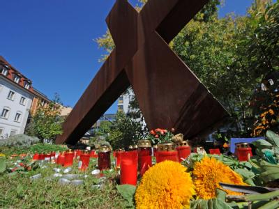 Kerzen und Blumen stehen vor dem Elisabethen-Krankenhaus in Lörrach. Dort hatte die Amokläuferin einen Pfleger erschossen. Trauer in Lörrach