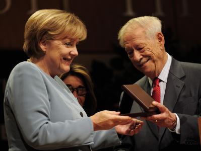 Der Präsident des Leo-Baeck-Instituts, Bernhard Blum, überreicht Bundeskanzlerin Angela Merkel die Leo-Baeck-Medaille. Merkel ausgezeichnet